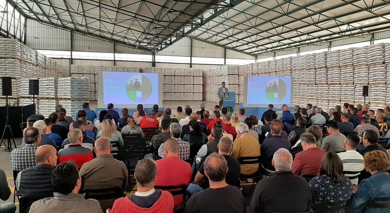 Agricultores en ponencia de bioestimulantes